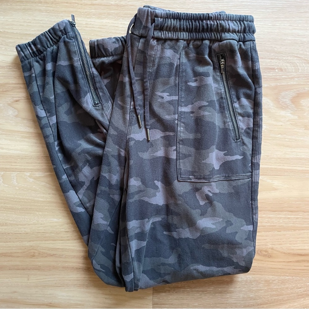 Athleta Camo Farallon Joggers / Sweatpants - Grey Size 8